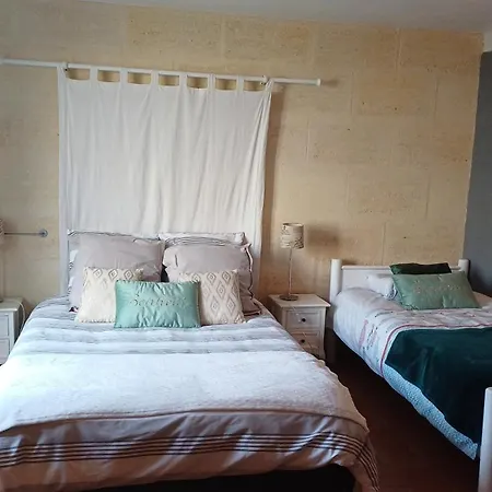 Aux Vieilles Vignes Bed & Breakfast Saugon